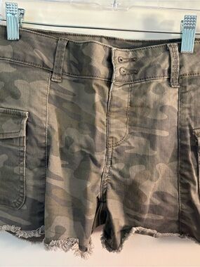 Vanilla Star Camo Cargo Shorts in Olive Green